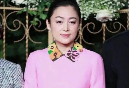 53歲陳紅聚會近照曝光，雙目無神顯疲態：3招讓你的眼睛會說話