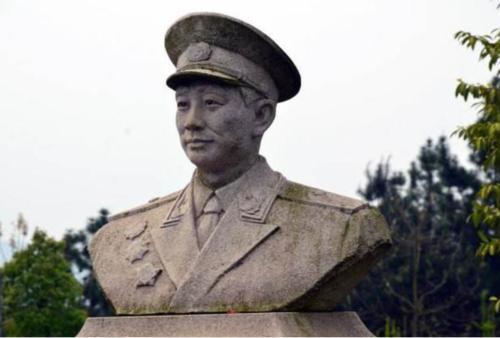 1953年,少將帶夫人回鄉探親,另一婦女哭著說:我才是你妻子 1953年,少將帶夫人回鄉探親,另一婦女哭著說:我才是你妻子