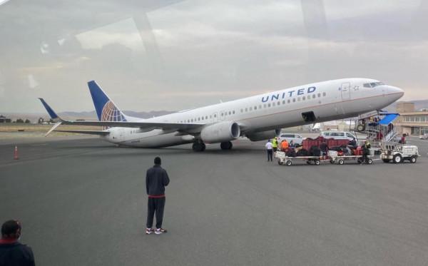 美國一航班抵達後旅客正在下機 突然機頭翹起、機尾觸地