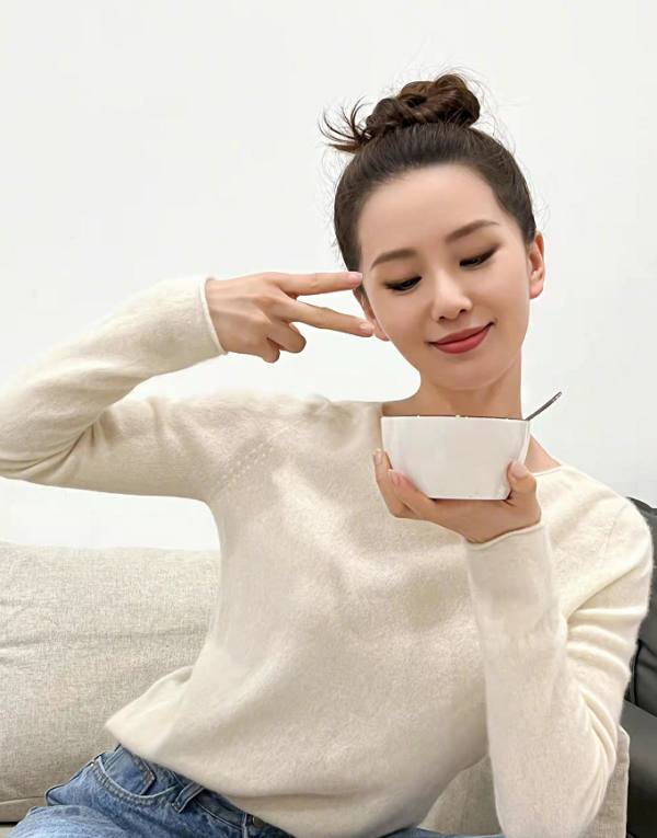 劉詩詩終於勤快營業了！臘八美照扎丸子頭用力過猛，好在氣質出眾