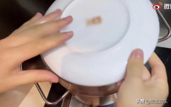 謝娜給女兒做晚餐,“星星蒸蛋”被孩子們吃光,覺得超美好 謝娜給女兒做晚餐,“星星蒸蛋”被孩子們吃光,覺得超美好