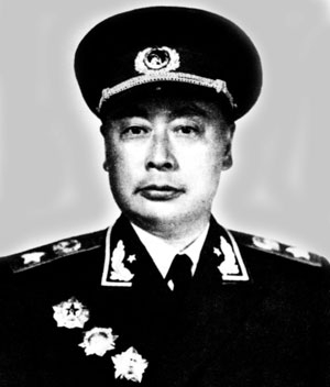 高郵戰役，粟裕接見投降的日本軍官，巖奇大佐雙手捧起一把紫光刀