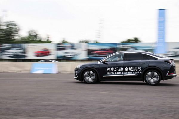 骨子裡帶著野性——場地試駕極狐阿爾法S 骨子裡帶著野性——場地試駕極狐阿爾法S