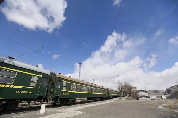 夜間坐火車時，為什麼乘務員會強制“拉窗簾”？這是為什麼？