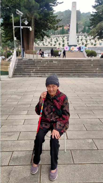 烈士106歲的母親擁吻兒子的墓碑，老兵看到這一幕，紛紛上門探望