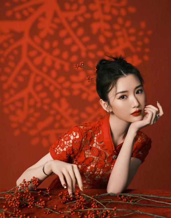 毛曉彤 紅色好適合她