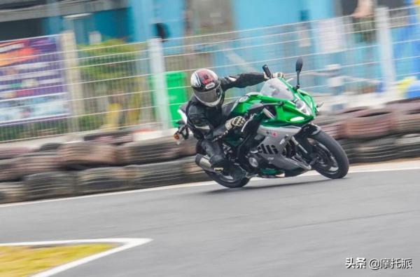 不求虛名只做自己：貝納利Tornado 252動態及賽道測評