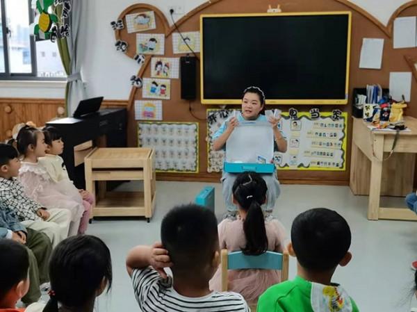 麻步鎮第一幼兒園開展科學小實驗：彩虹分層