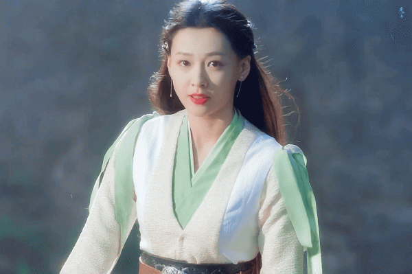 她是《雪中悍刀行》高冷的青鳥，也是《斗羅大陸》可愛的寧榮榮