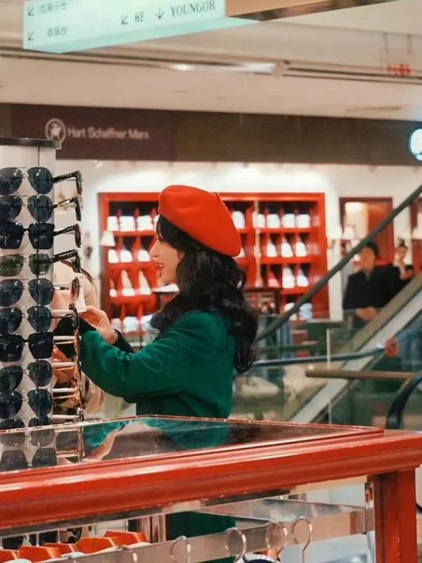 趙麗穎《野蠻生長》路透圖好美！穿綠色大衣，戴貝雷帽，復古時髦