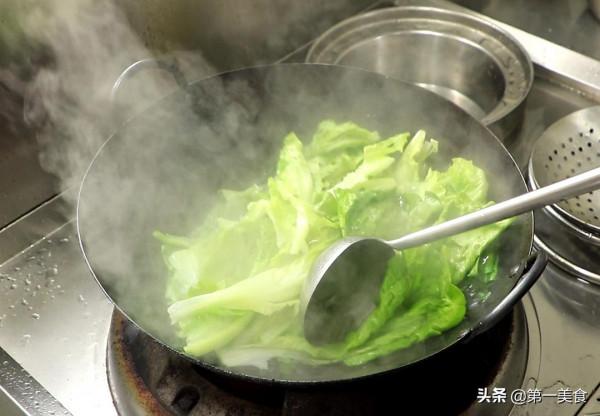 飯店的白灼生菜清脆入味不發黑,到底是怎麼做的,廚師長教你技巧 飯店的白灼生菜清脆入味不發黑,到底是怎麼做的,廚師長教你技巧