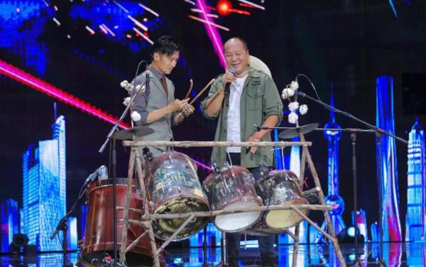 農村大叔用“破爛”表演,評委驚豔:鄧紫棋落淚,謝霆鋒登臺點贊 農村大叔用“破爛”表演,評委驚豔:鄧紫棋落淚,謝霆鋒登臺點贊