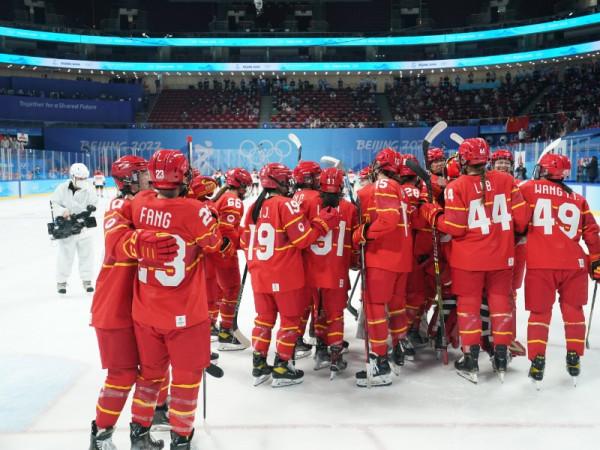 贏了！中國女冰賽後抱作一團！這一刻，熱血沸騰