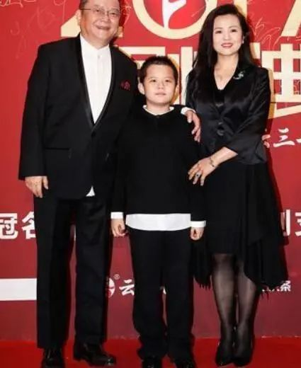 該抱孫子的年紀當了爹,5位明星老來得子,白髮蒼蒼還要賺錢養娃 該抱孫子的年紀當了爹,5位明星老來得子,白髮蒼蒼還要賺錢養娃