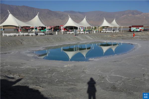 青海翡翠湖，人工採鹽幾十年挖出幾百個水坑，宛若寶石落入人間