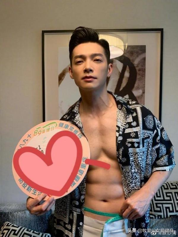 辰亦儒常年堅持鍛鍊，手臂健壯有力，表示運動是最好維持身材方法