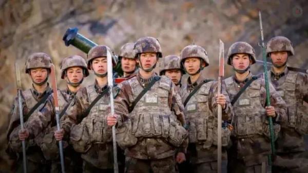 邊關有妖作亂，戰士們用近身拼刺刀肉搏守護著身後的祖國和人民