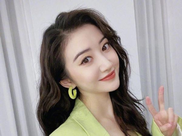 景甜穿淡綠西裝拍美照 披大波浪對鏡比耶活潑優雅兼具 景甜穿淡綠西裝拍美照 披大波浪對鏡比耶活潑優雅兼具