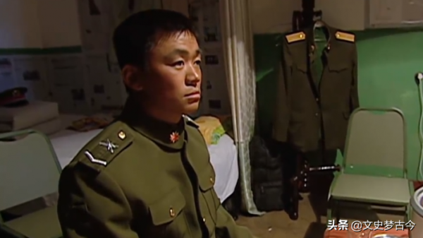 士官軍銜分3等7級，各種&OpenCurlyDoubleQuote;拐&rdquo;該怎麼區分？從《士兵突擊》說開去