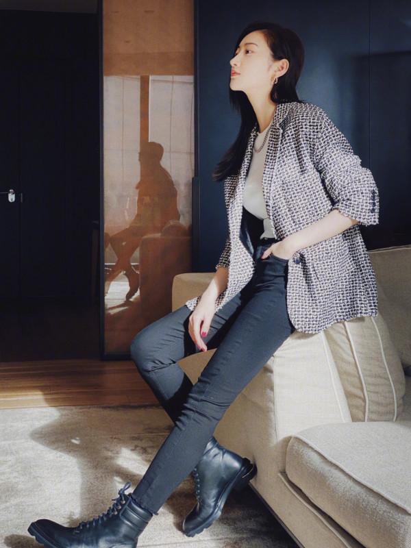 31歲景甜和27歲楊紫,雙雙挑戰千鳥格西裝,卻一個幹練一個活力 31歲景甜和27歲楊紫,雙雙挑戰千鳥格西裝,卻一個幹練一個活力