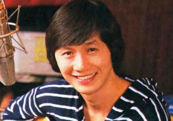 許冠文許冠傑開派對，兒孫滿堂太幸福，許冠英卻終生未婚無兒女