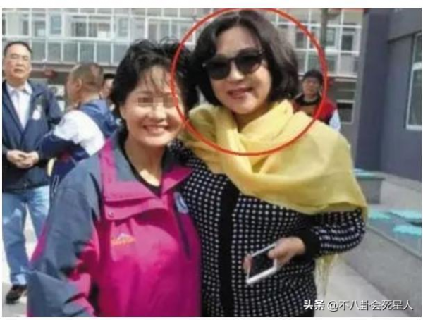 同一個明星爹，不同的媽，這5對星二代的生活差距，現實又扎心