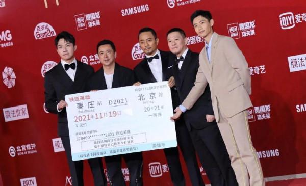 北京電影節開幕紅毯，Angelababy愛心裙，吳京帶大家比贊