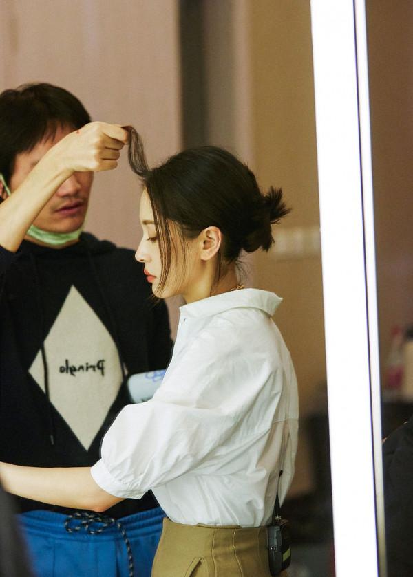 王子文《半熟戀人》花絮釋出 白襯衣搭底盤發乾練有氣質