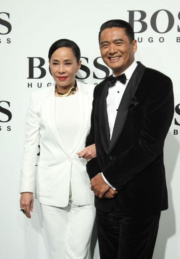 周潤發和陳薈蓮攜手亮相,穿黑色西裝+暗紅色禮服,夫妻默契滿分 周潤發和陳薈蓮攜手亮相,穿黑色西裝+暗紅色禮服,夫妻默契滿分