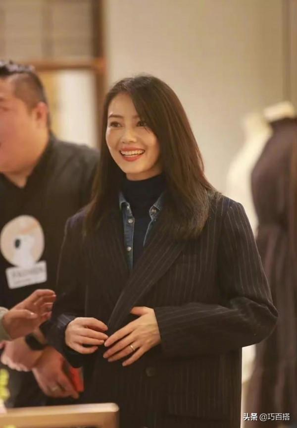 高圓圓私服穿搭範太正了,知性優雅又有女人味,美得讓人移不開眼 高圓圓私服穿搭範太正了,知性優雅又有女人味,美得讓人移不開眼