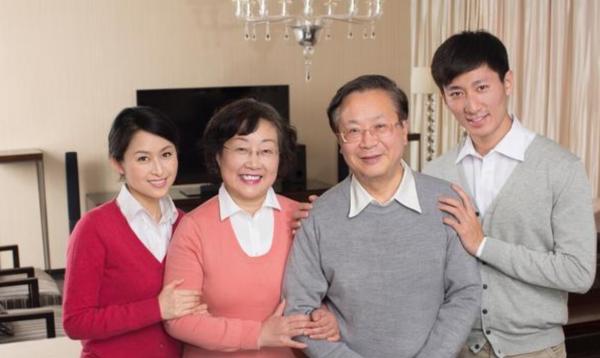 面對43歲男保姆大膽求愛，65歲大媽：我年紀大了但不糊塗，你走吧