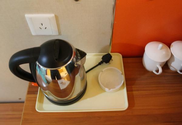 入住酒店時，為啥要將燒開水倒入馬桶？別問了，照做就行了