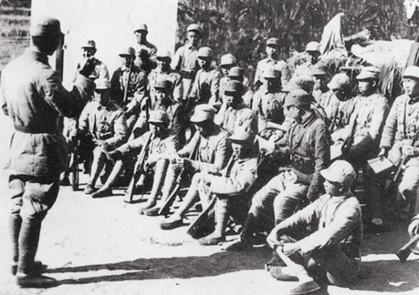 兩個年輕婦女來見,要求新四軍接濟40萬發子彈 兩個年輕婦女來見,要求新四軍接濟40萬發子彈