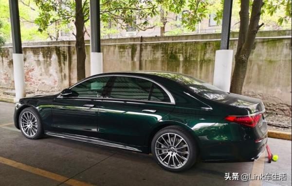 實拍墨綠色全新賓士S級,感受旗艦豪華轎車的強大氣場 實拍墨綠色全新賓士S級,感受旗艦豪華轎車的強大氣場