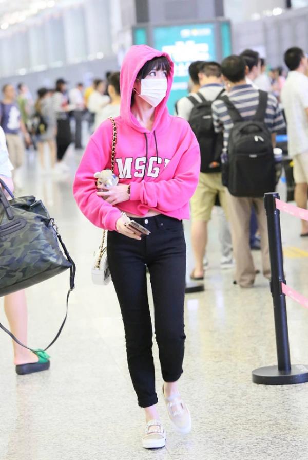 毛曉彤的穿法夠獨特，不但配色很大膽，吊帶外穿更是令人看不懂