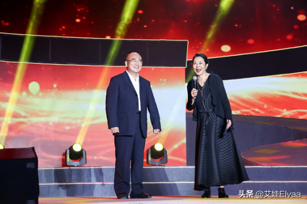 倪萍真孝順給母親單獨主持冬奧！穿紅色打扮喜慶，母女五官像烙餅