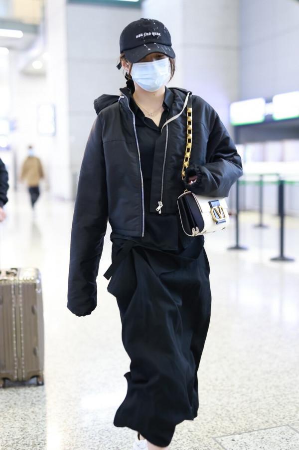 關曉彤、歐陽娜娜現身機場