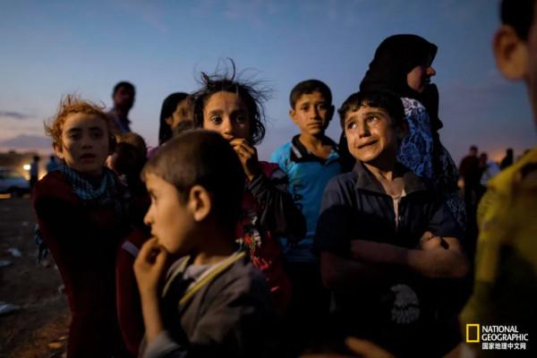 他從非洲走路到中國，15雙鞋報廢