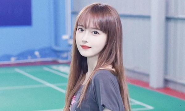 侃萌：羽毛球后起之秀，找大爺打球爆火網路，一秒扣殺腳不離地？