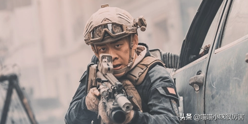 太瘦土氣大方臉，年輕時很一般，老了卻變帥的8位男星，不服不行