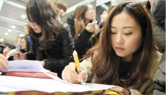 大一到大四“對比照”，多數學生變得動人，看到醫學生忍不住笑