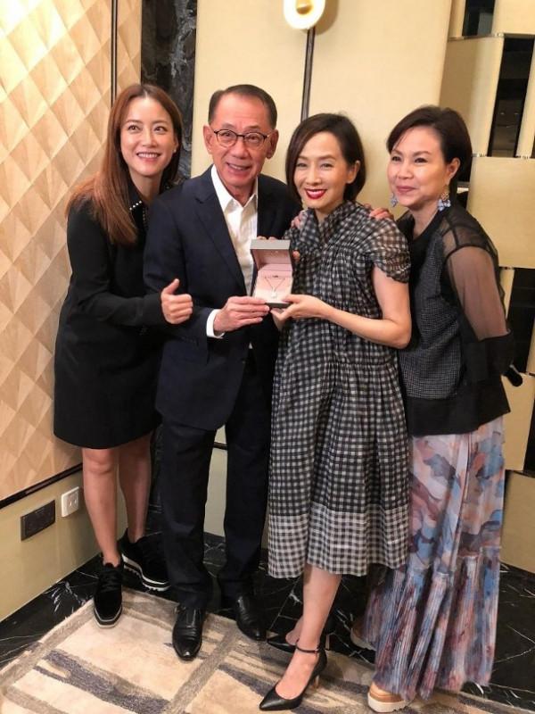 引薦許家印認識鄭裕彤，如今坐擁7家上市公司，一塊車牌值1300萬