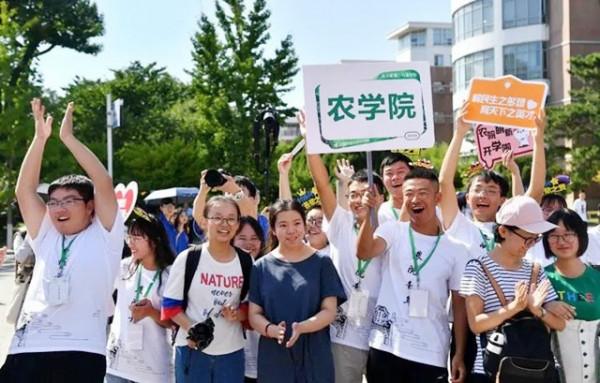 貴州神童13歲考上985，茅臺承諾資助4年費用，為何僅1年就停了？