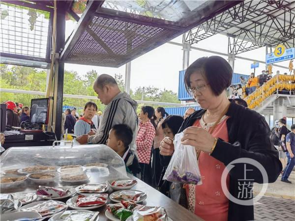 一碗小面4元，麻花一袋1元 這個景區便宜得讓遊客“心疼”