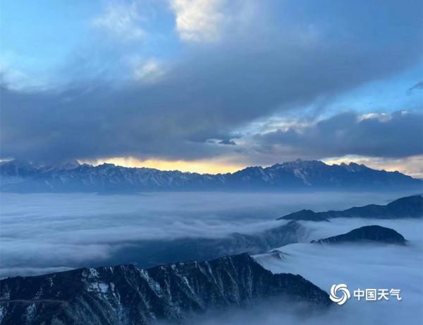 四川牛背山雲海壯觀 日出時分現&OpenCurlyDoubleQuote;金邊一線天&rdquo;景觀