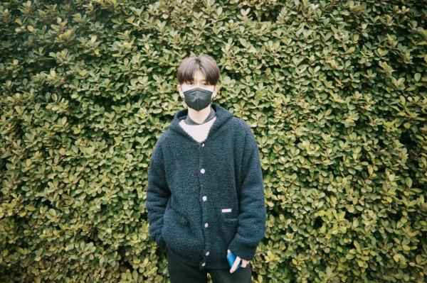 任嘉倫街頭隨拍，白色毛衣搭配黑色襯衣，清爽帥氣，滿滿男友風