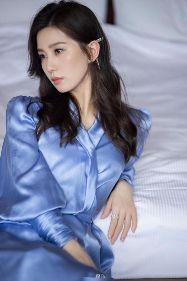 劉詩詩藍色絲綢長裙優雅靈動 秀精緻側顏氣質溫柔 劉詩詩藍色絲綢長裙優雅靈動 秀精緻側顏氣質溫柔