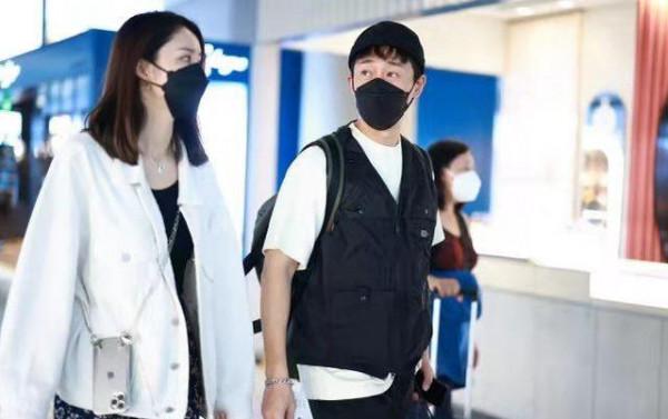 林峰夫婦罕見合體走機場,豪門少爺穿成小助理,老婆淑女風好優雅 林峰夫婦罕見合體走機場,豪門少爺穿成小助理,老婆淑女風好優雅