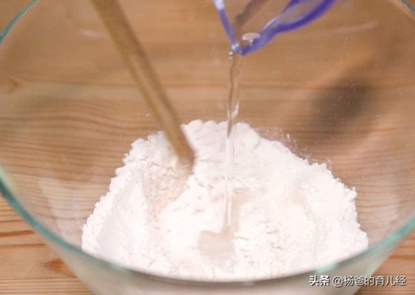 孩子愛吃的香菇蝦仁疙瘩湯，鮮香好吃又解饞，美味的育兒輔食