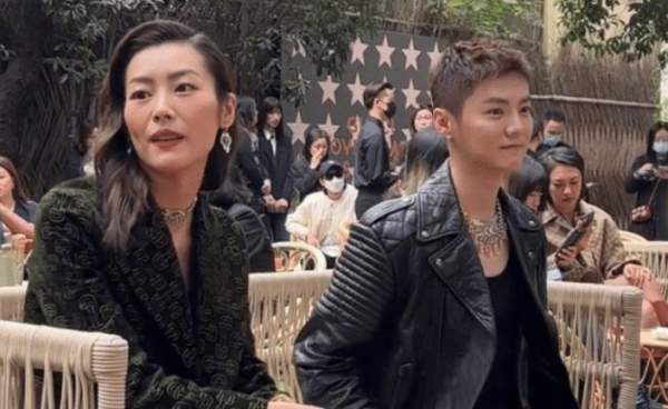 鹿晗亮相線下活動,寸頭短髮絲毫不見娘氣!帥氣小夥現身了 鹿晗亮相線下活動,寸頭短髮絲毫不見娘氣!帥氣小夥現身了